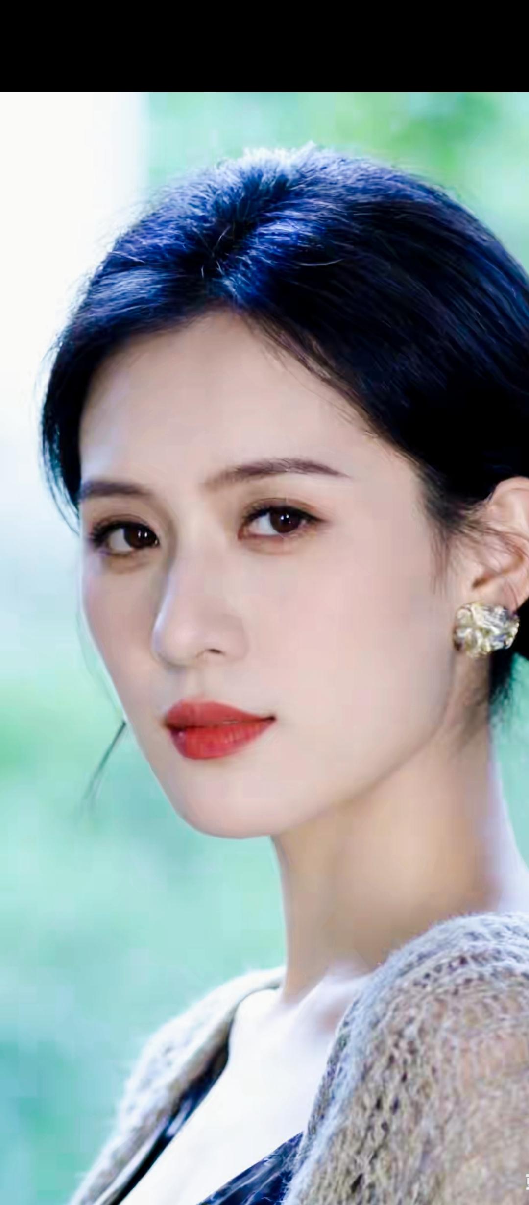 优雅红唇，自然妆容，气质女神。