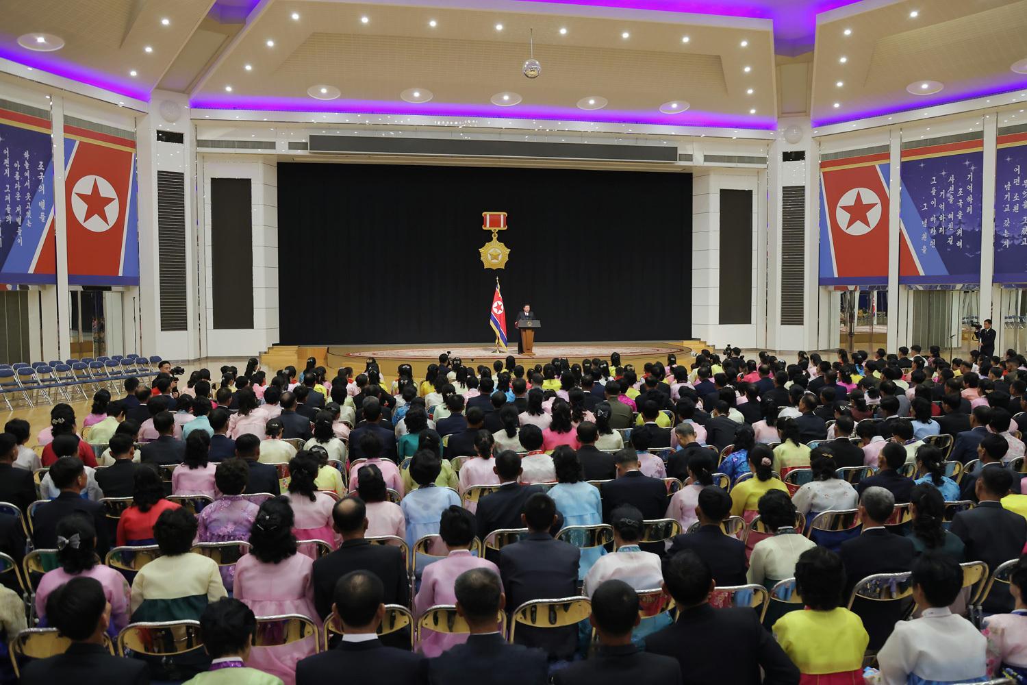金正恩会见赴俄参战烈士家属金正恩会见朝鲜赴俄参战烈士家属，并发表讲话。​​​