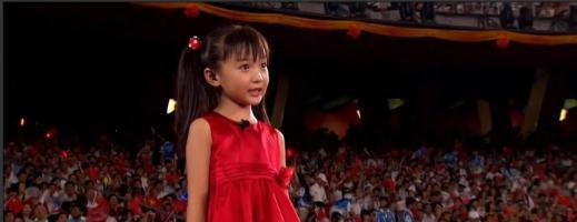 9岁女孩在全世界面前张嘴，唱的却是另一个7岁女孩的声音。张艺谋团队把两个孩子的