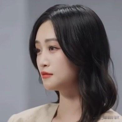蓝盈莹今天冲上热搜这次她和曹骏是真的被她亲手终结了，她在节目里承认新恋情，男