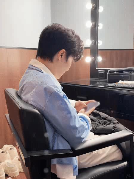 周深周深音乐缘计划【圈宝和米说早安】当每个瞬间亮起，透过窗棂的光亮，一点点