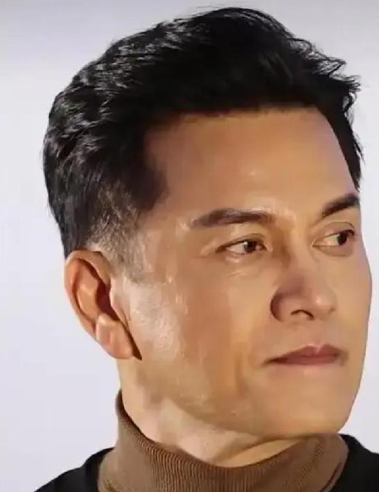 1996年，吕良伟正筹备迎娶邝美云，本以为要先和周海媚办个离婚。谁知他去办手续时