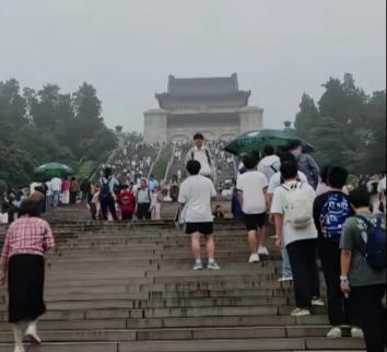 你肯定在哪见过这个说法——"国父孙中山"。网上一搜,一堆文章这么写,不少人也这么