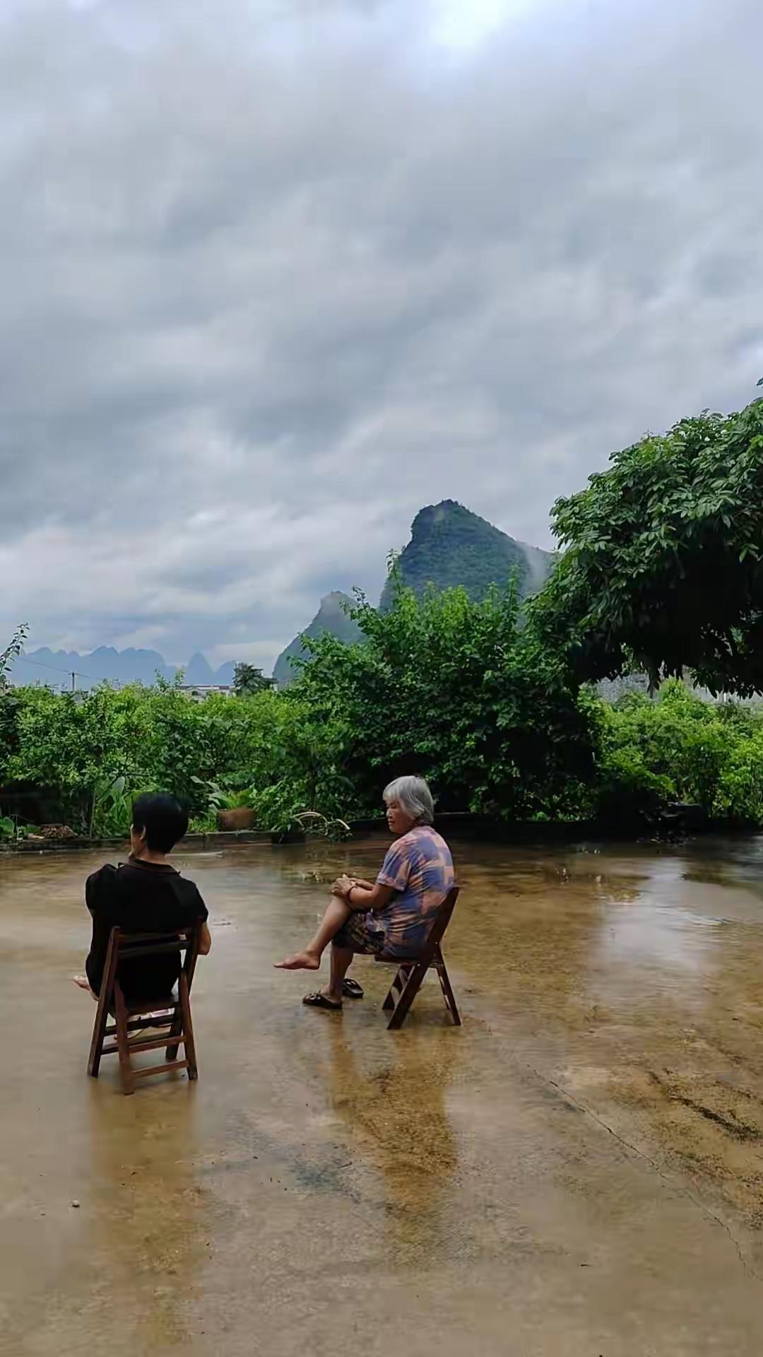 这张图片真好了很多人，幽静的环境，优美的风景，隔着屏幕都能嗅得到的雨后富含负氧离