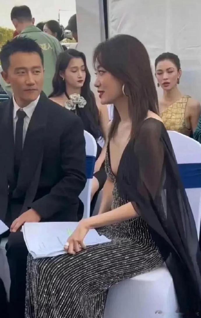 张小斐这瘦的啊！前胸贴后背