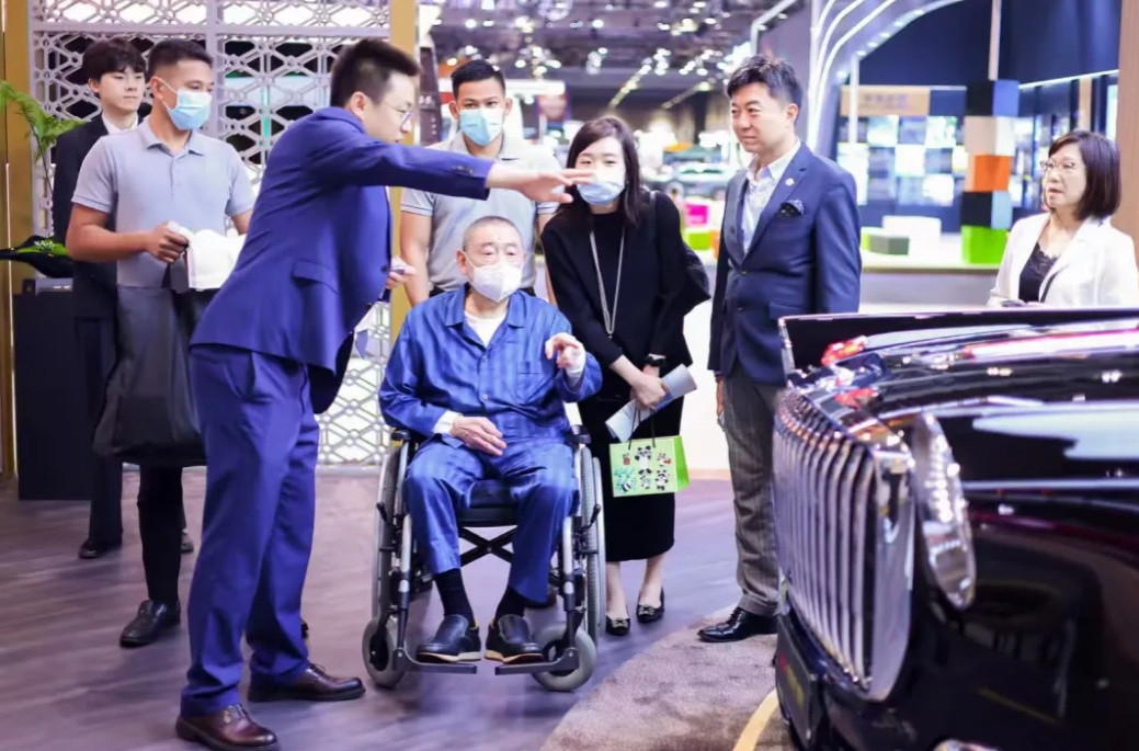 刘銮雄带病现身支持国产车！自从刘銮雄在2014年患上了心脏病、糖尿病和肾衰竭后，