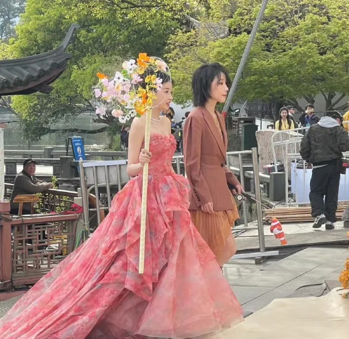 我的天！孙怡今年都32岁了吧现实中太惊艳了，之前一直觉得她很美，没想到现实