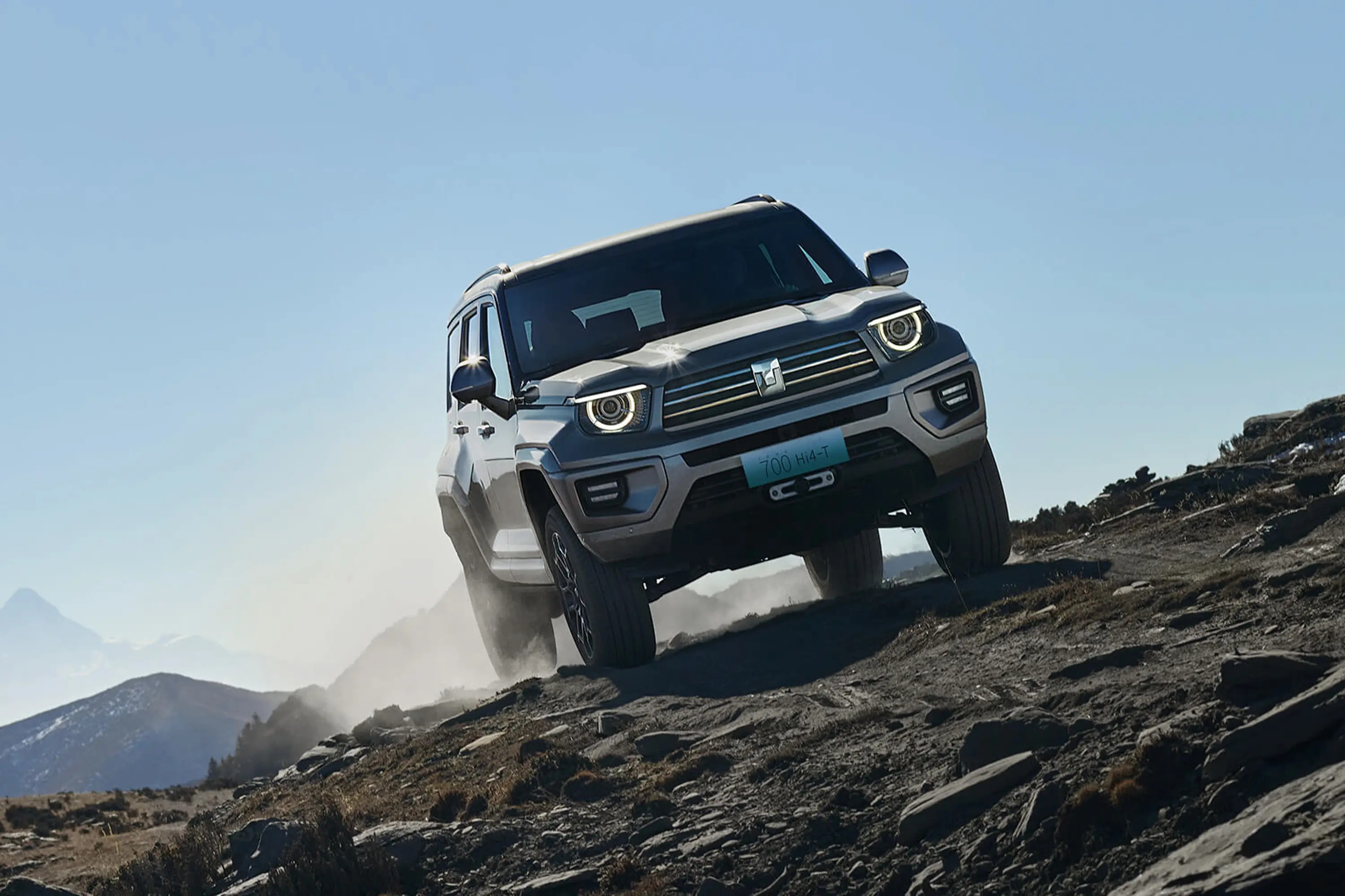 开这坦克700有段时间了，越开越觉得顺手。市区代步纯电模式就够，一周充一次电，堵