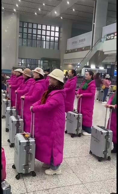 一群老帮菜，城市大妈又来作妖！以为自己是风景，结果却是奇葩！近日一群穿着统一