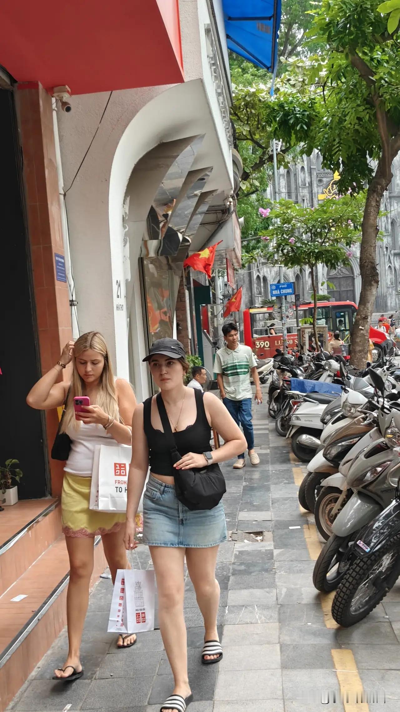 岘港海滩上，一个越南大姐冲着一群游客喊了起来。不是因为钱，是因为有人在公共卫生间