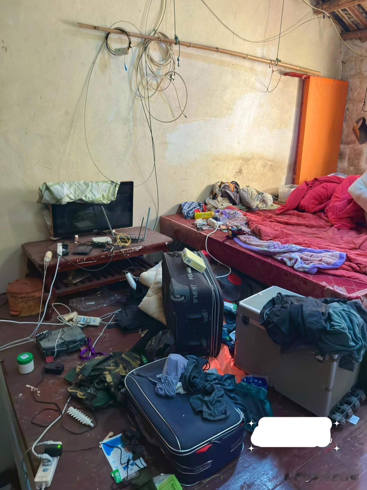 我被一位老奶奶带到她家里…….天气好极了，我在村里闲逛，正拍摄一栋老宅子。门口