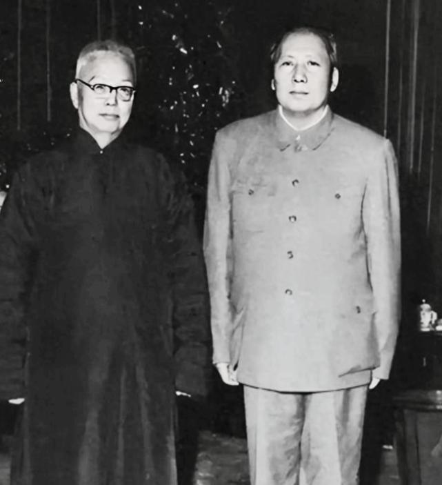 王季范的母亲和毛主席的母亲是亲姊妹，两人是实打实的姨表亲戚。王季范比毛主席大9岁