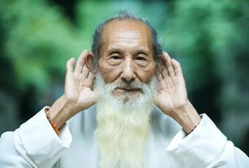 一位96岁的长寿老人说：“人活着，只要吃一点点食物就够了，你所谓的正常吃饭，