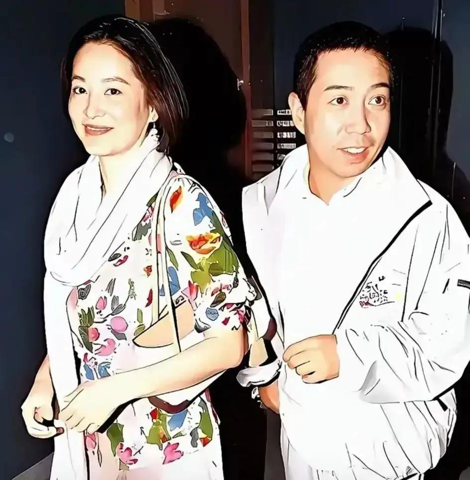 林青霞写新书，校样里冒出前夫的工整字迹，网友瞬间炸锅。1992年片场他给她披外