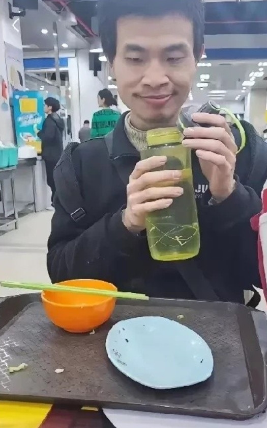 刚刚去查了查韦东奕，不查不知道，一查才知道！韦东奕，33岁，独自在北京生活，