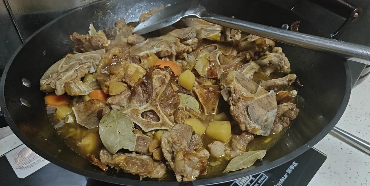 昨天下午，晚辈小明让通辽牛肉专门店老板送过来320块钱牛尾骨还有一个牛腱子，说