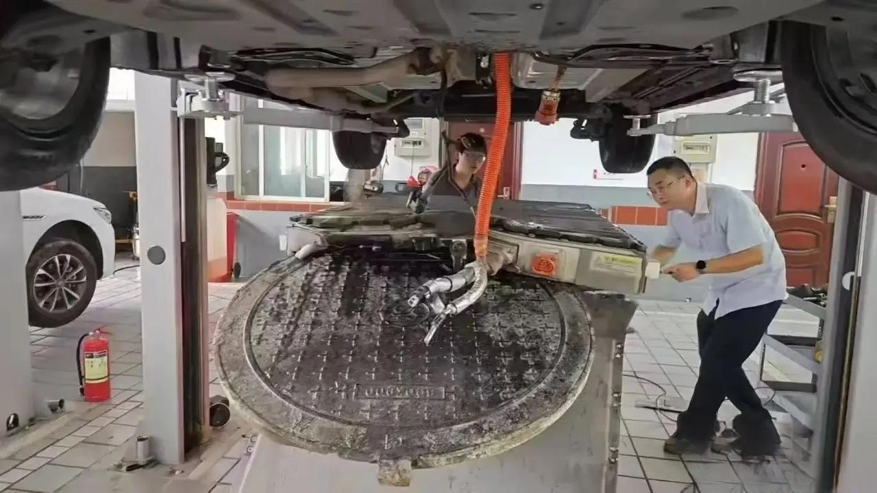 磷酸铁锂的含金量在上升,比亚迪刀片电池的含金量还在上升。秦plus被翘起的井盖