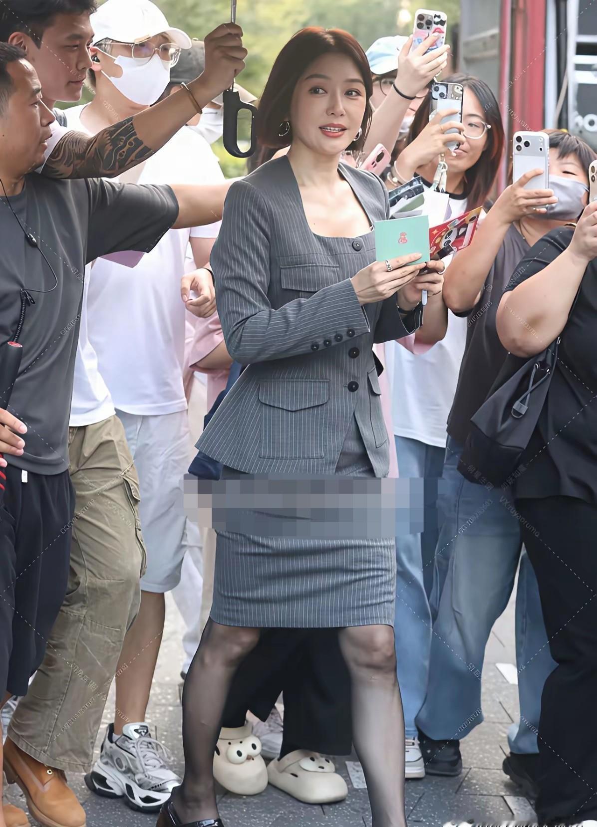 活动现场，秦岚身边围了十二个黑衣保安，隔壁顶流只有三个。品牌方直接调了双倍人力