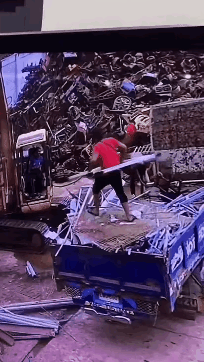 这动作，一般人都不敢完成，看来大姐不是一般人。