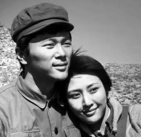 1979年，上海知青戴建国不顾反对娶了一农村女子，谁知娶回家当晚，妻子冲过去一拳