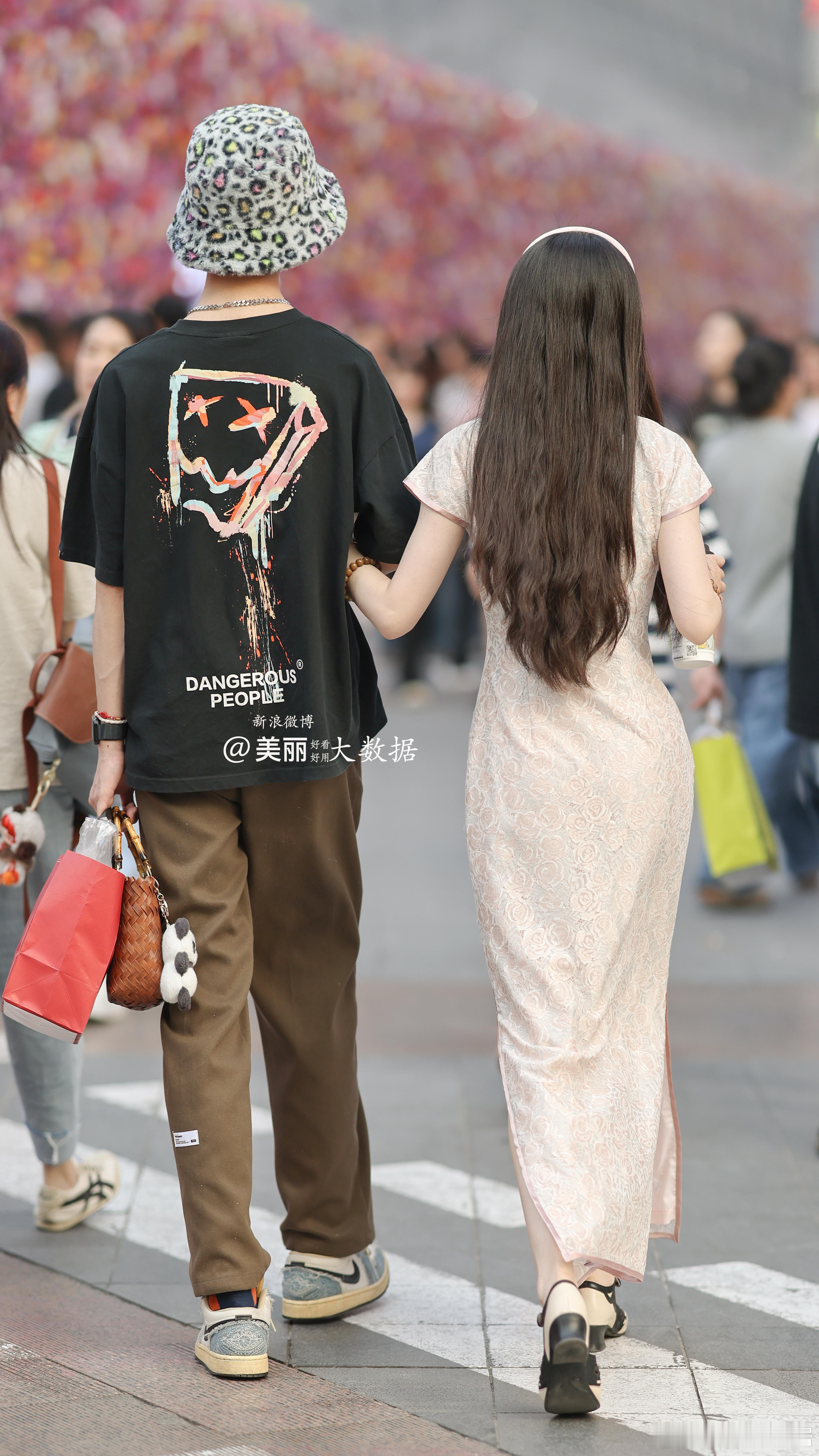 请把手拿开！我来。。嗯嗯​​​