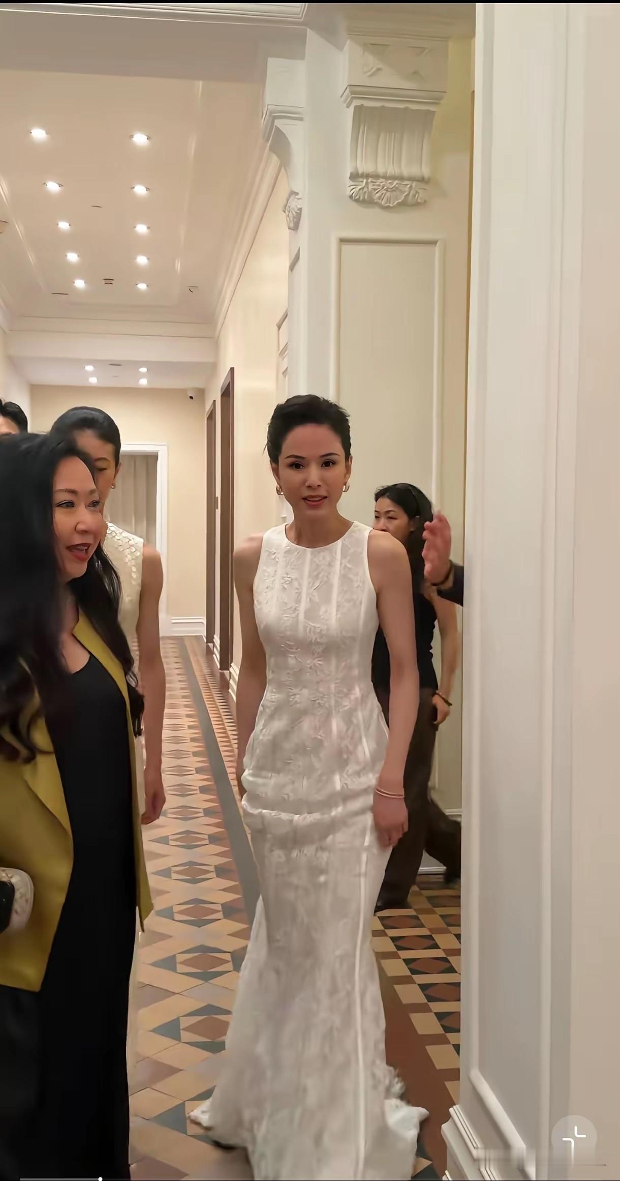第一次这么近距离接触女神，感觉她像个二十多岁的女生一样！[赞][赞][赞][赞]