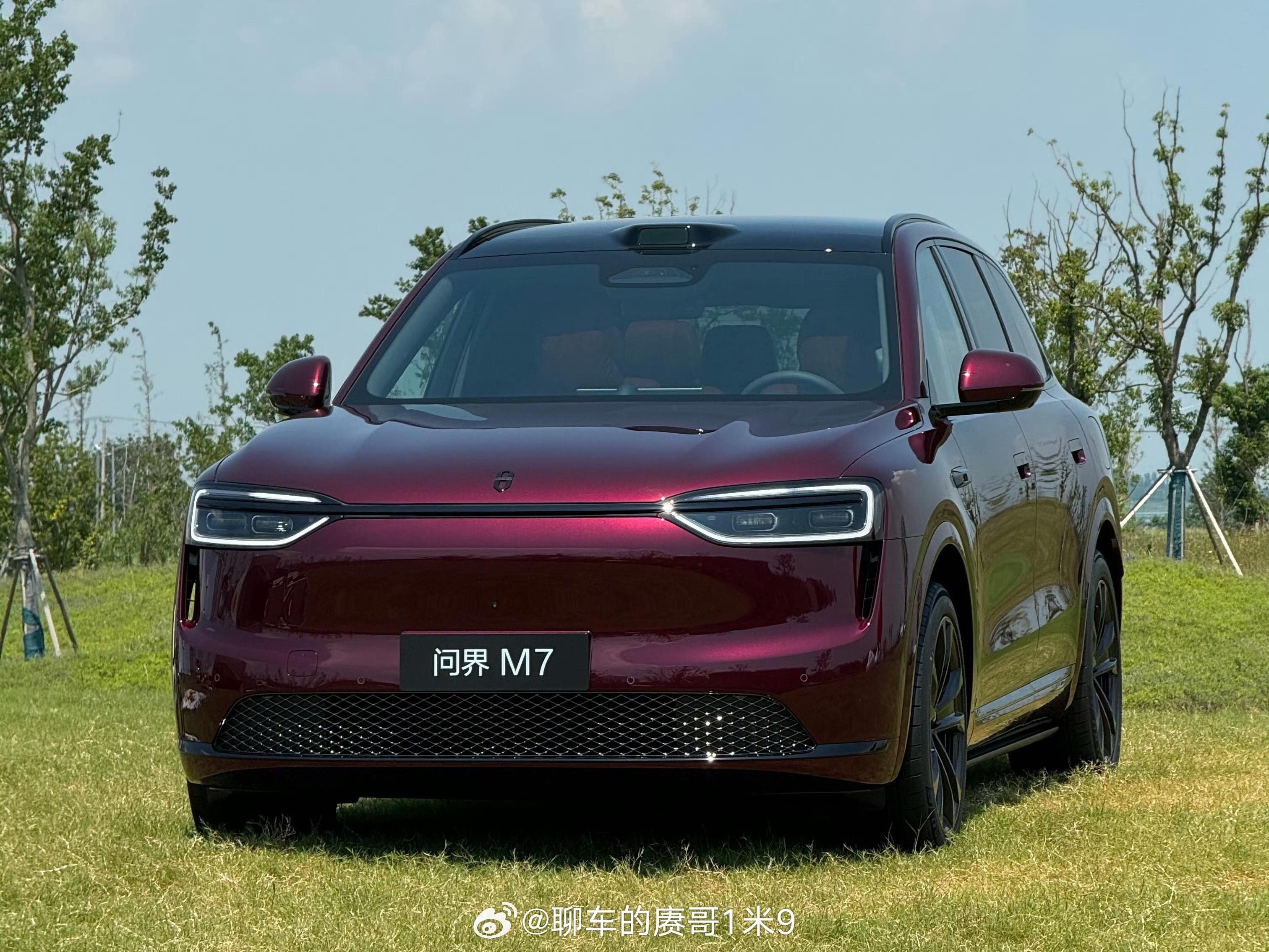 全新问界M7尤其是这台暗红色选了A暗黑套件的有点好看虽然还叫M7和之前那台魔改的