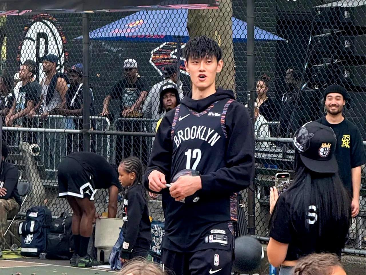 北京男篮挺有意思，由于队内的三名顶薪球员名额已满。你看这事儿，国家队队长