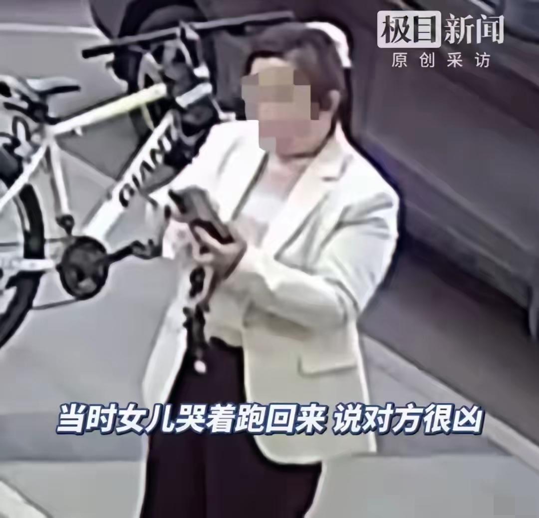 “太可恶了”！3月29号晚上七点多，河南一家汉堡店里，一个才四岁扎着小辫的小姑娘