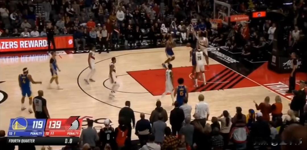 太离谱！开拓者最后都放弃进攻了，但是勇士却还发起进攻！在比赛完全失去悬念的情