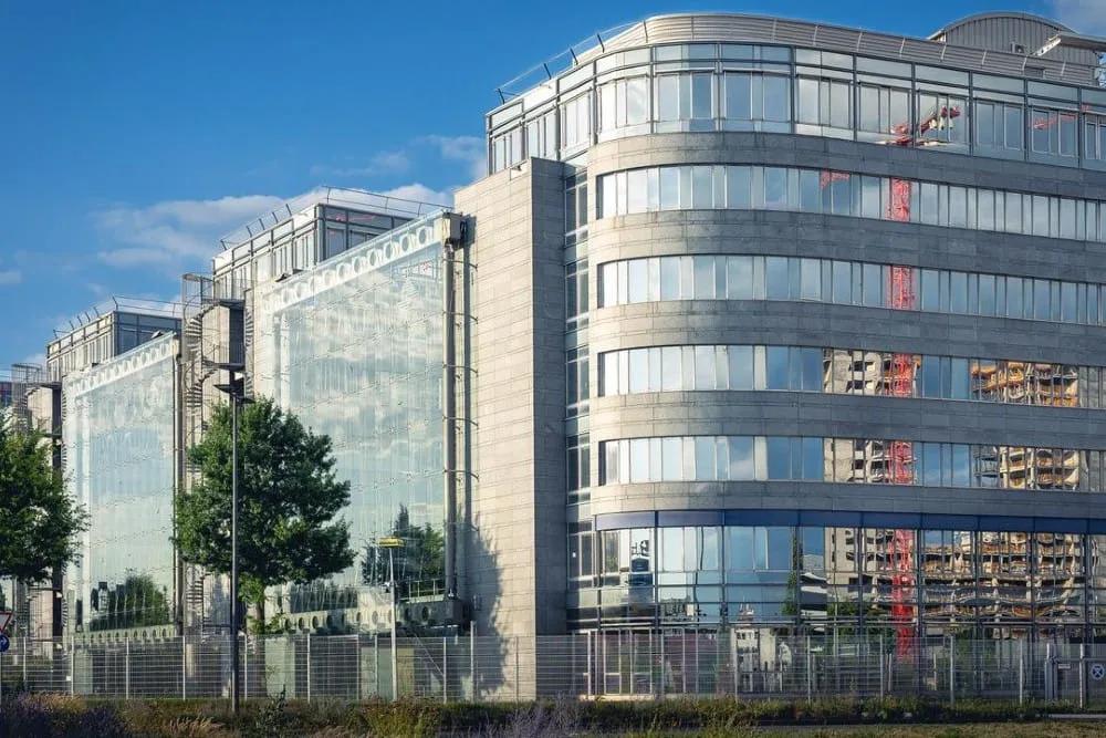 中国电动汽车巨头比亚迪，又在欧洲市场丢下一颗“扩张”重磅弹。最新消息——比亚迪德
