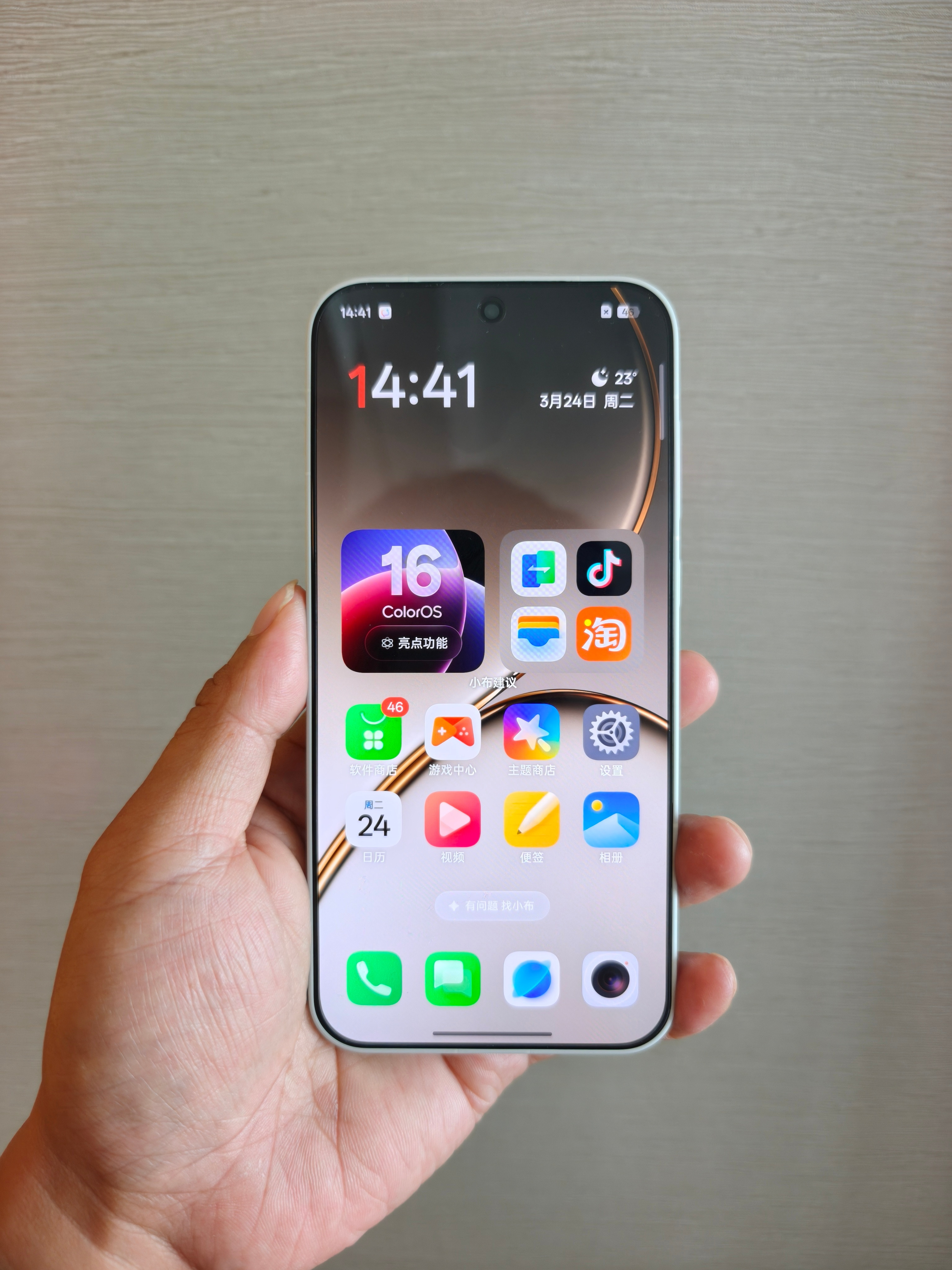 一加15T的边框真的窄，还是物理上的四等边，手机正面观感极佳。