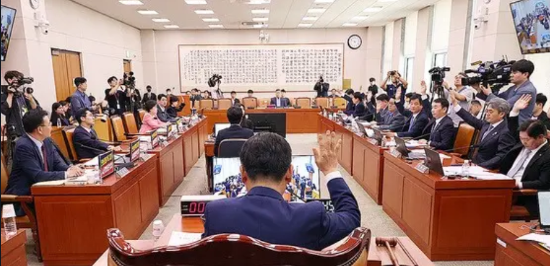 韩国共同民主党14日在国会法司委就针对大法院院长曹喜大的特别检察法案在韩国各界激