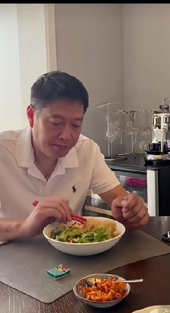 看到邱导独自，吃一碗素面，我心里又酸又痛，为了莎莎亚运会比赛，自费跟到名古屋，就