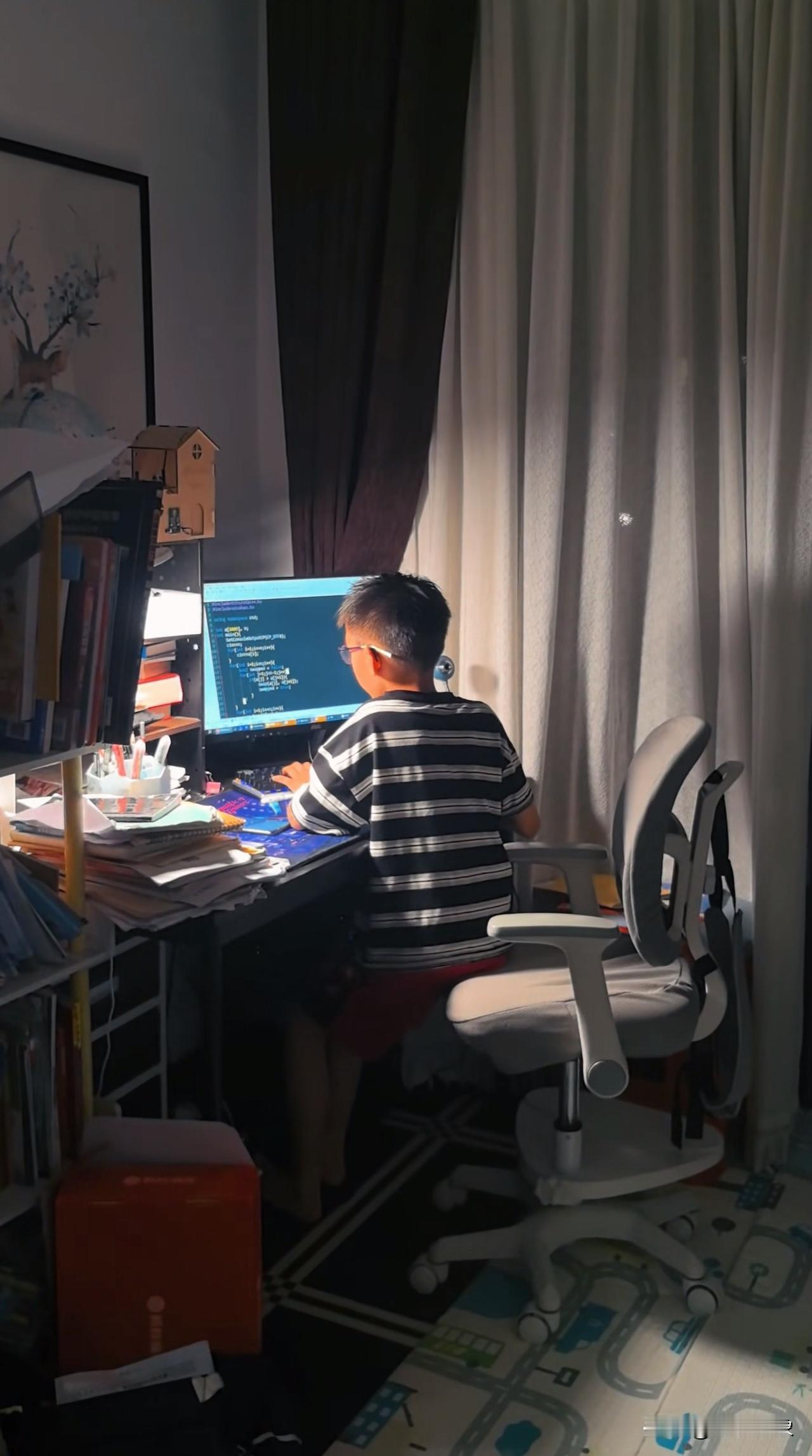 谁知道这个四年级小孩每天晚上在电脑上鼓捣啥吗？
