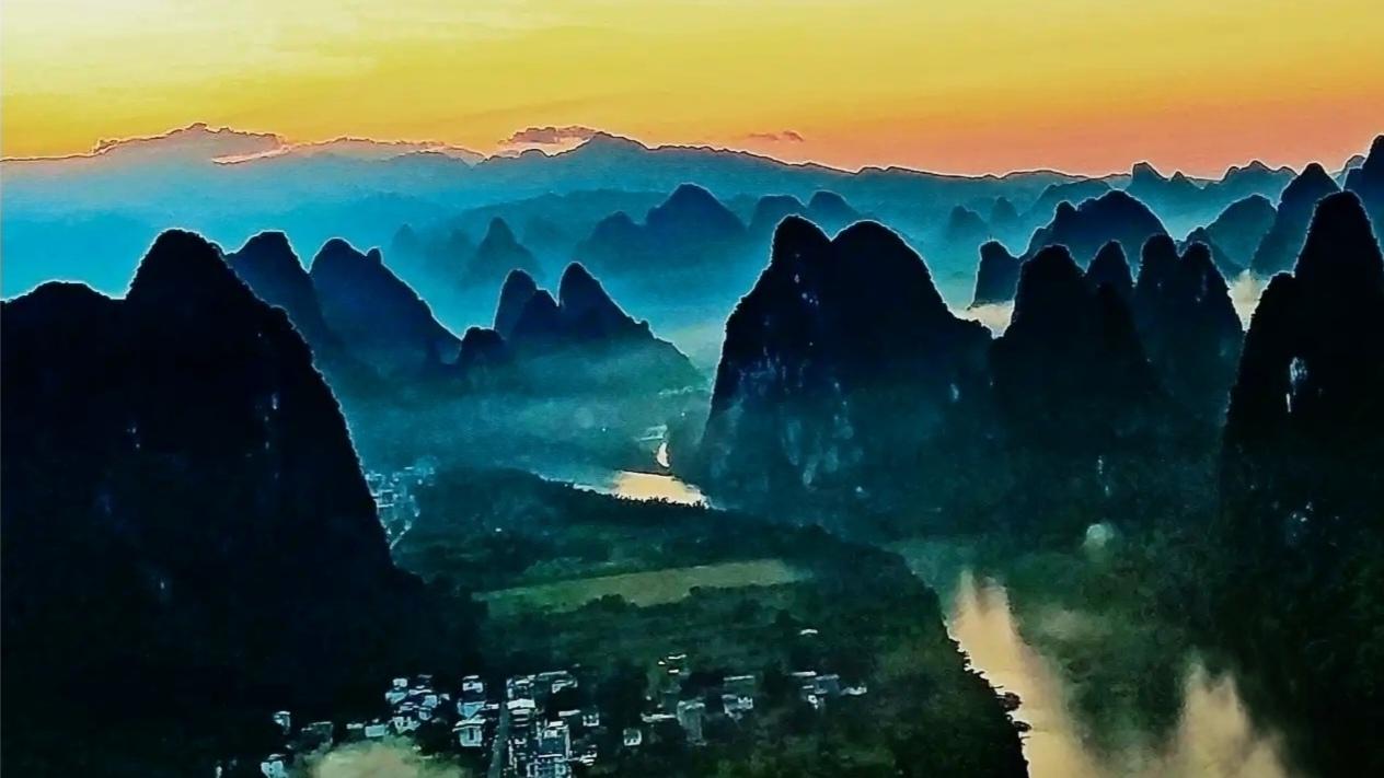 美景图片分亨《大美阳朔：漓江晨曦》。手机摄影于相公山