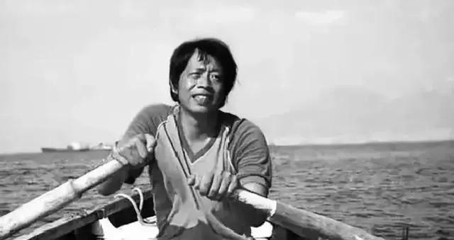 1997年，王小波突发急病，无助的他拼命啃墙灰，在痛苦与绝望中死去。当负责火化的