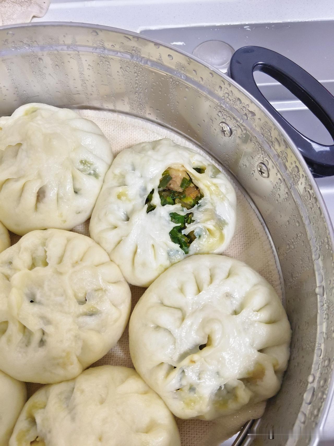 这些韭菜猪肉粉条包子，有四个是我包的，能猜出来吗？它们四个，两个叫开口笑，一个