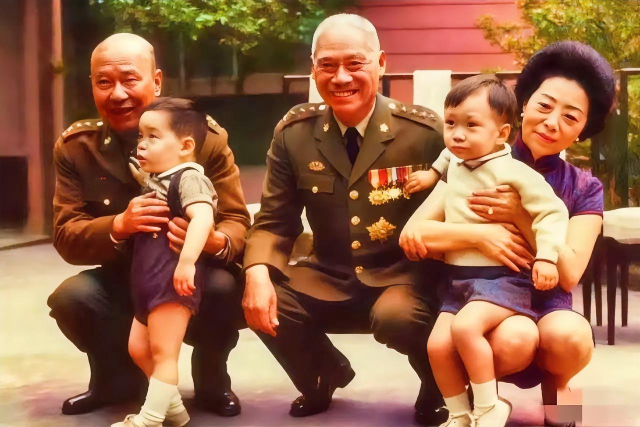 1960年，白崇禧携孙子白法圣，前去看望亲家顾祝同、亲家母许文蓉，留下了这一张罕