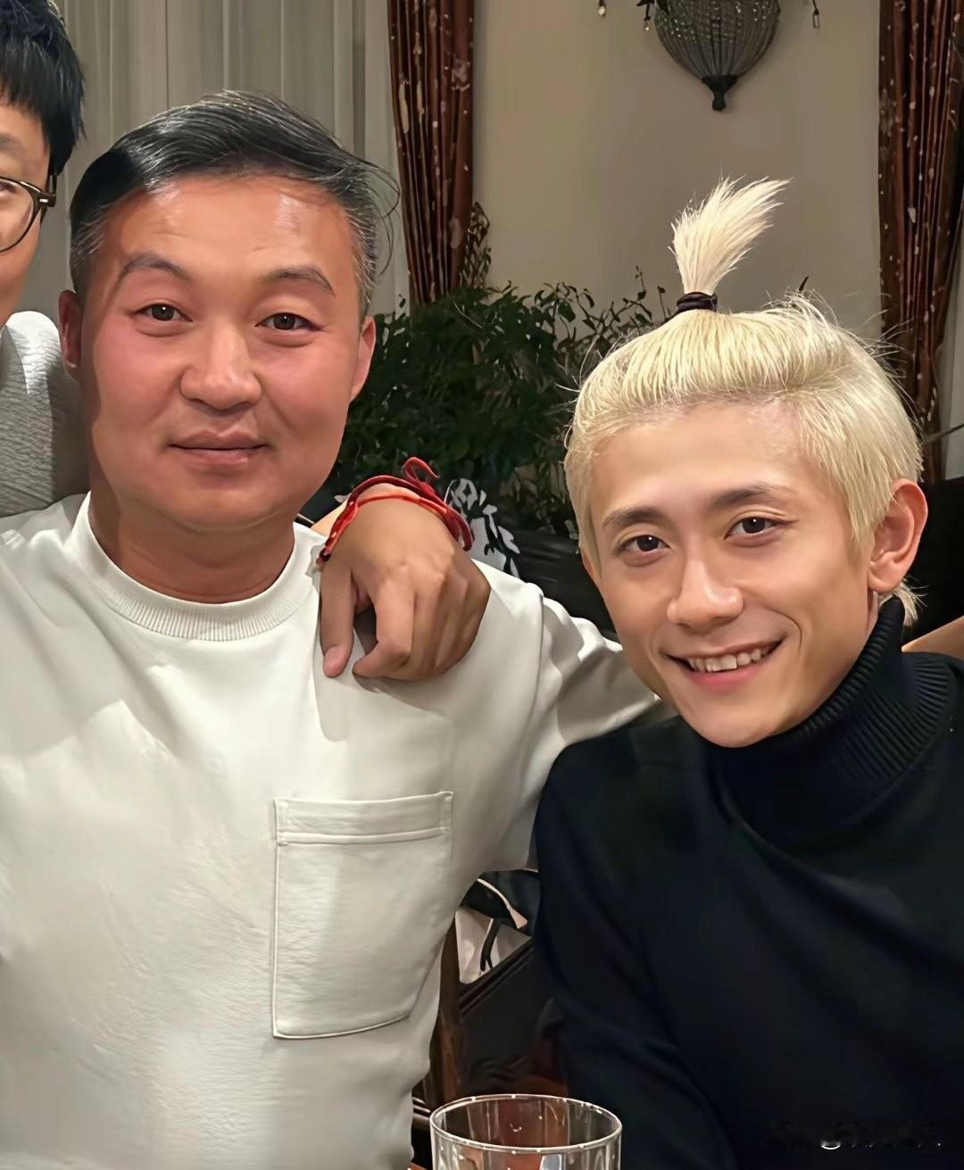 34岁张一山新年和哥们聚餐的照片曝光了。这一头银发太抢镜，再加上身材瘦得脱相，整