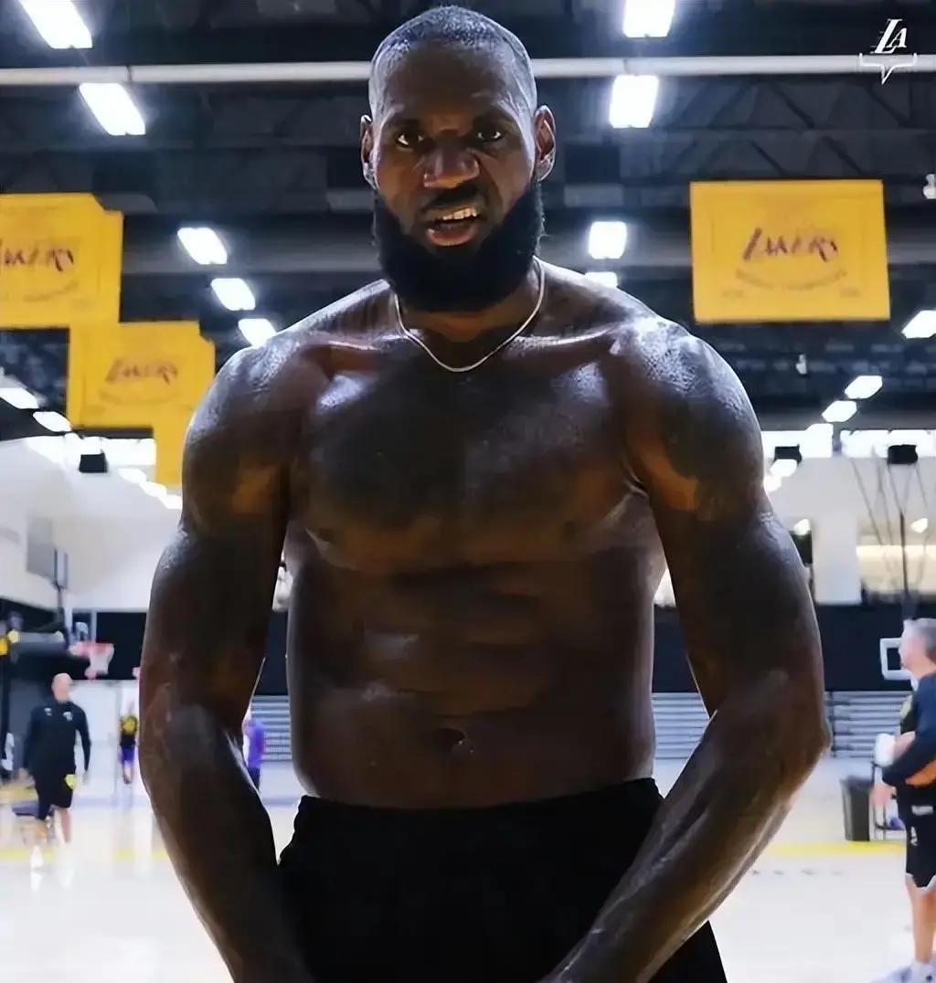 别再骗自己了。詹姆斯正在场上亲手拆掉湖人。点开最新数据：本赛季他在场，湖人每