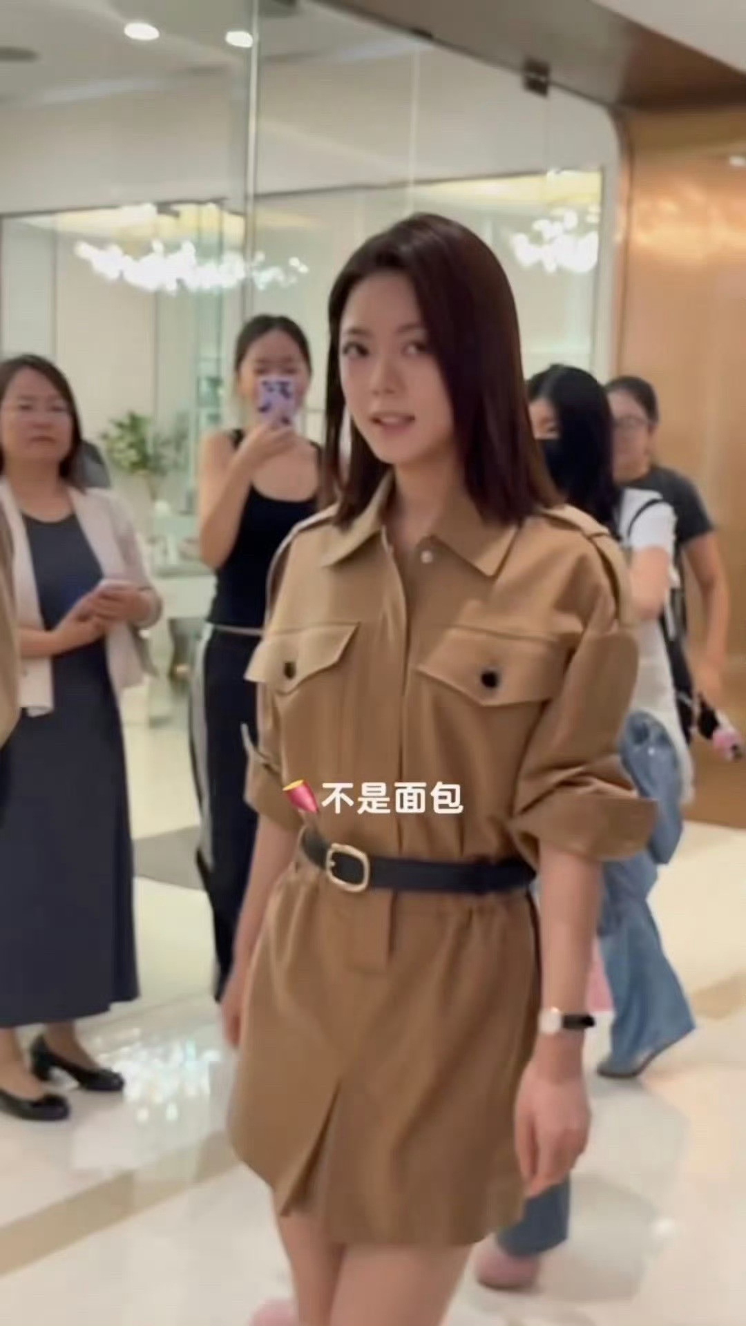 赵今麦好温柔，前面有小朋友，麦麦好温柔的一声“小心哦”…​​​