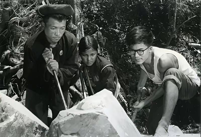 一个被贴上反革命子女标签的女知青，下放第三年就开始对着山沟唱歌，唱完哭，哭完笑