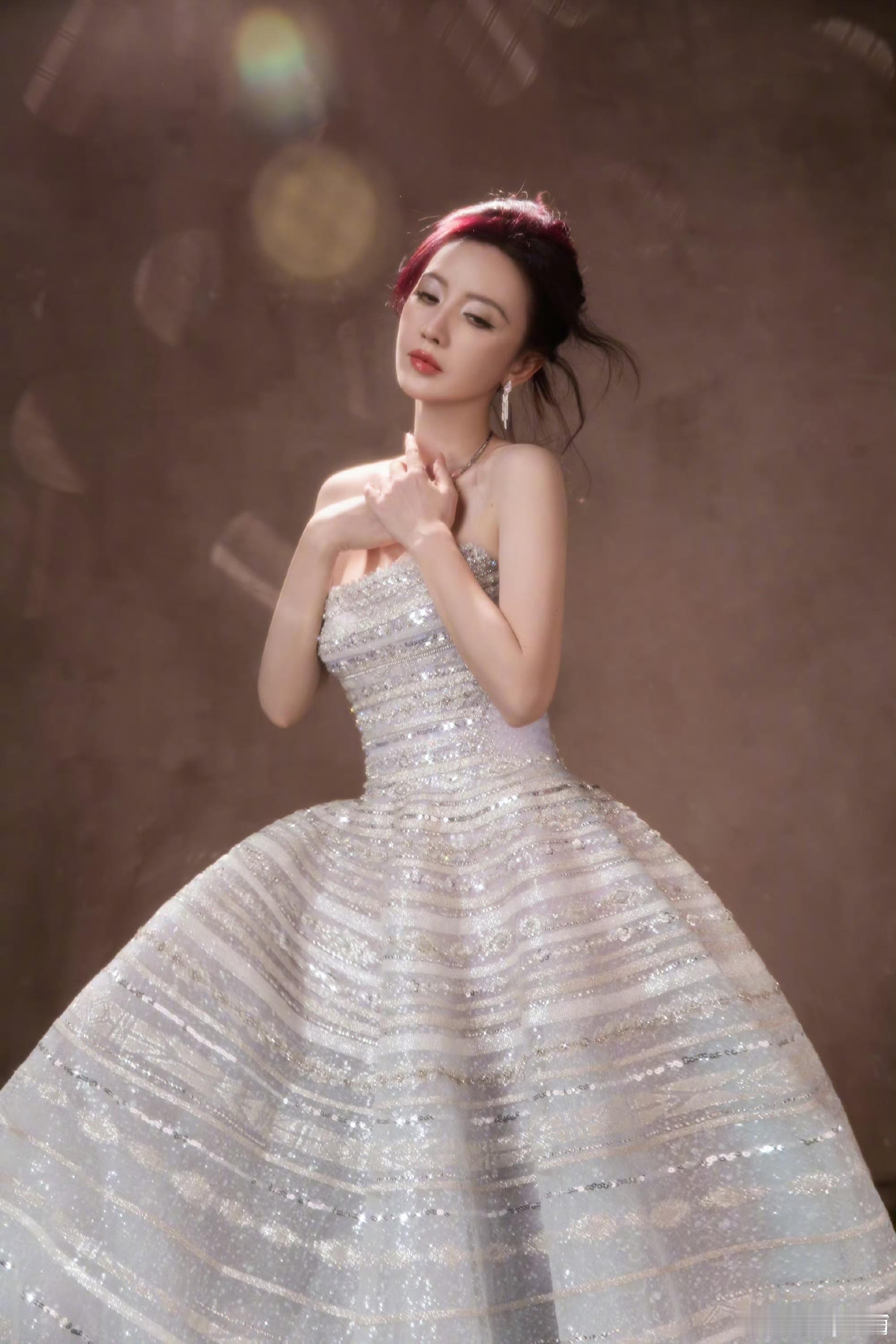 张萌早八就发了星光大赏造型图直接提前把2025腾讯视频星光大赏的惊喜给提前送达