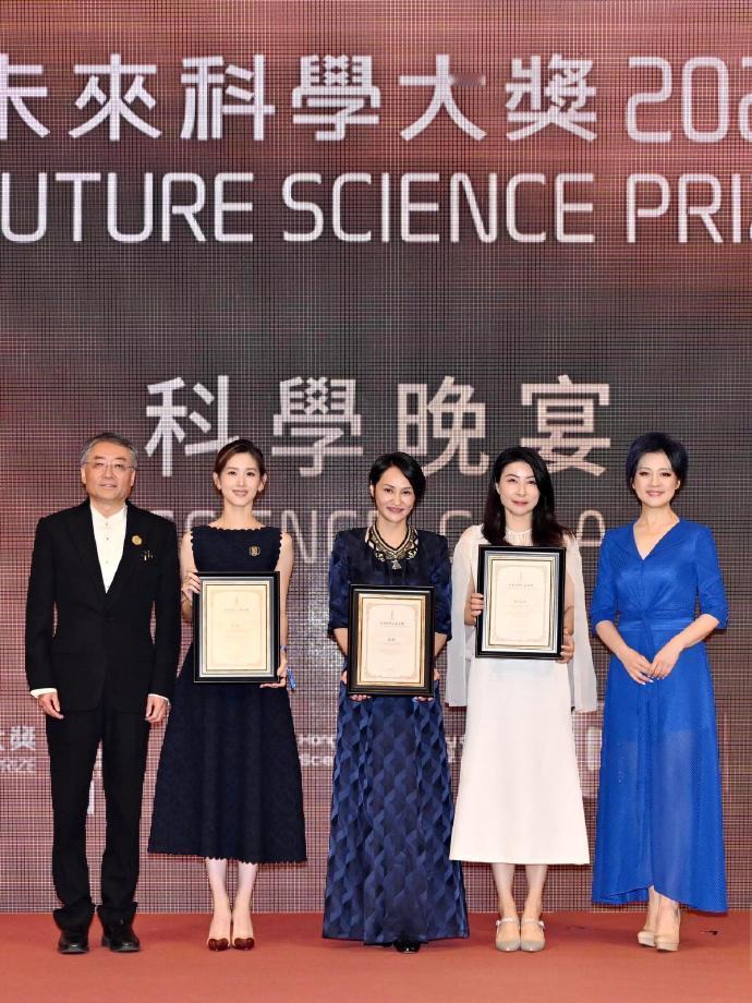 最近郭晶晶和章泽天一起出席时尚活动，两位搭配的都很靓丽，看起来特别的有姐妹范儿。