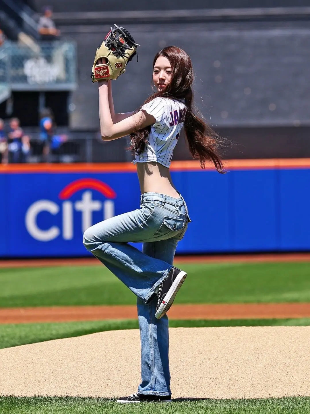 棒球场上闪闪发光的张元英，浅蓝微喇牛仔裤把少女感和辣妹感平衡得刚刚好