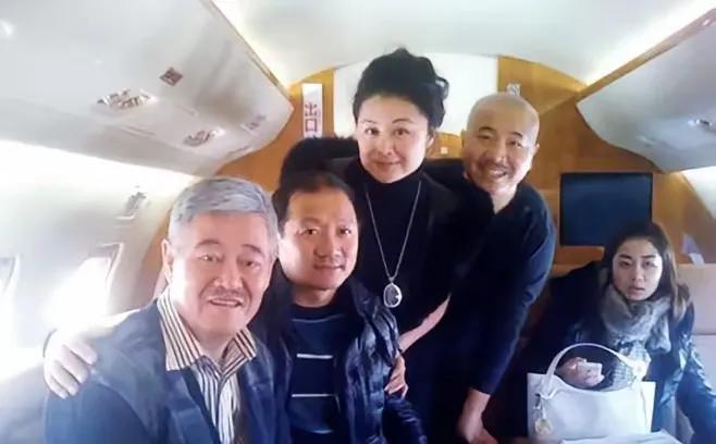 本山大叔当年买了私人飞机非常大方，弟子们徒弟们都赶紧来坐一坐，免费游玩，坐飞机。