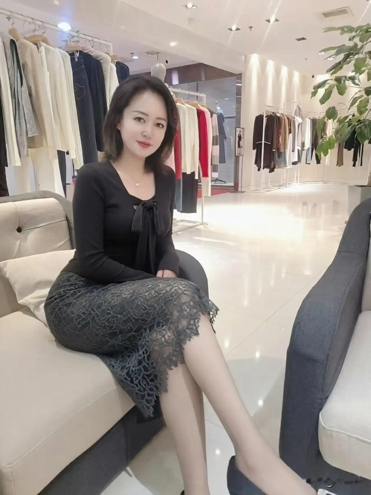 坐在店里沙发上，穿得真优雅。