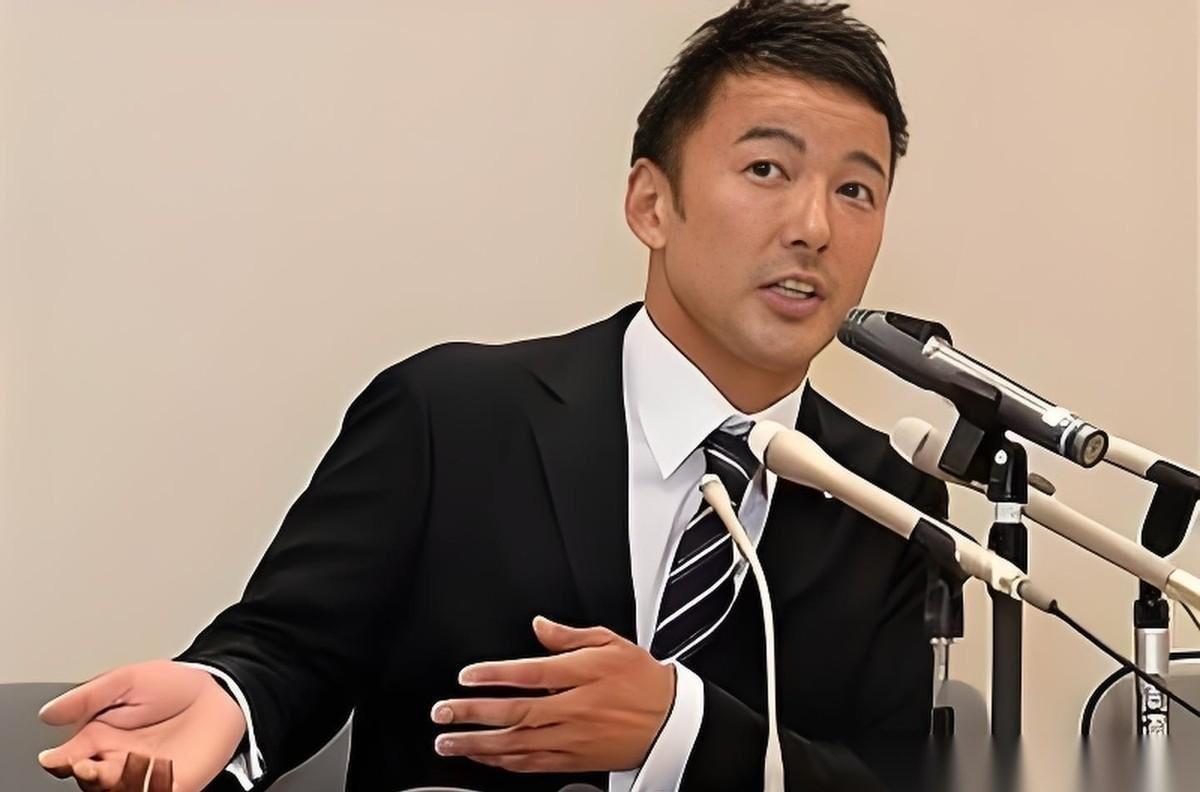 日本国会，山本太郎举起一张巨幅图纸，上面密密麻麻全是红色弧线，从中国直指日本全境