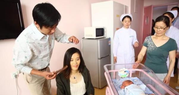 高位截瘫，胸部以下全没知觉。一个连大小便都无法自理的女人，不仅嫁了千万富豪，生了